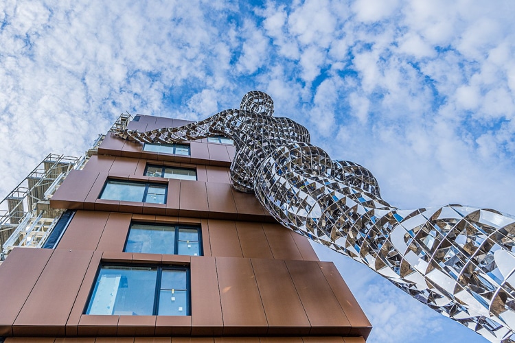 David Černý Lilith Sculpture Embracing Building Prague--600